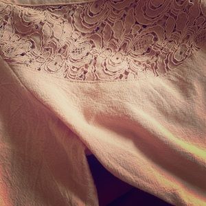 🌸 NWOT Pretty & lacy cold shoulder top